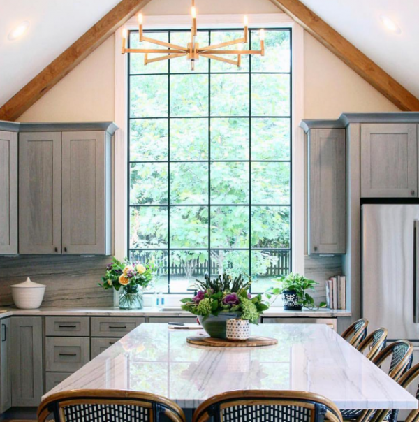 Dapur dengan jendela besar yang memancarkan suasana terang alami